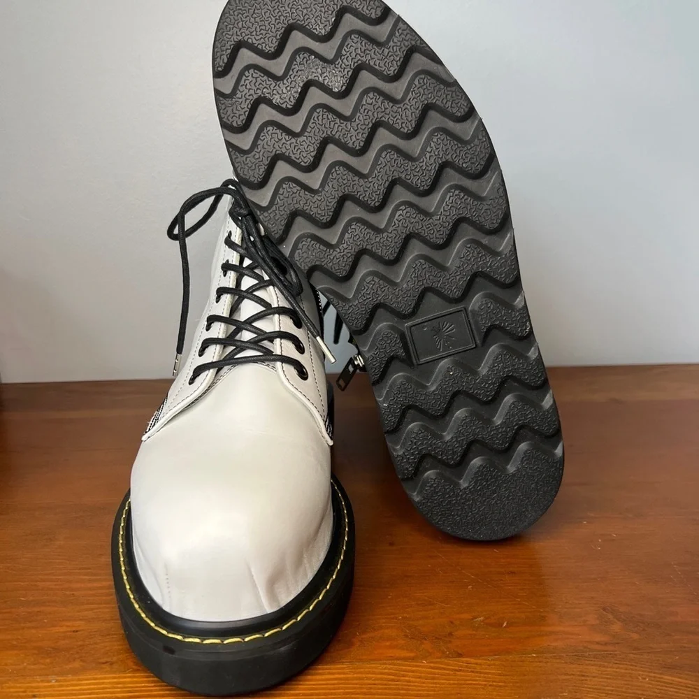 MIHARA YASUHIRO SEVEN Men’s 8.5 •  White Platform Heeled Lace Up Boots.